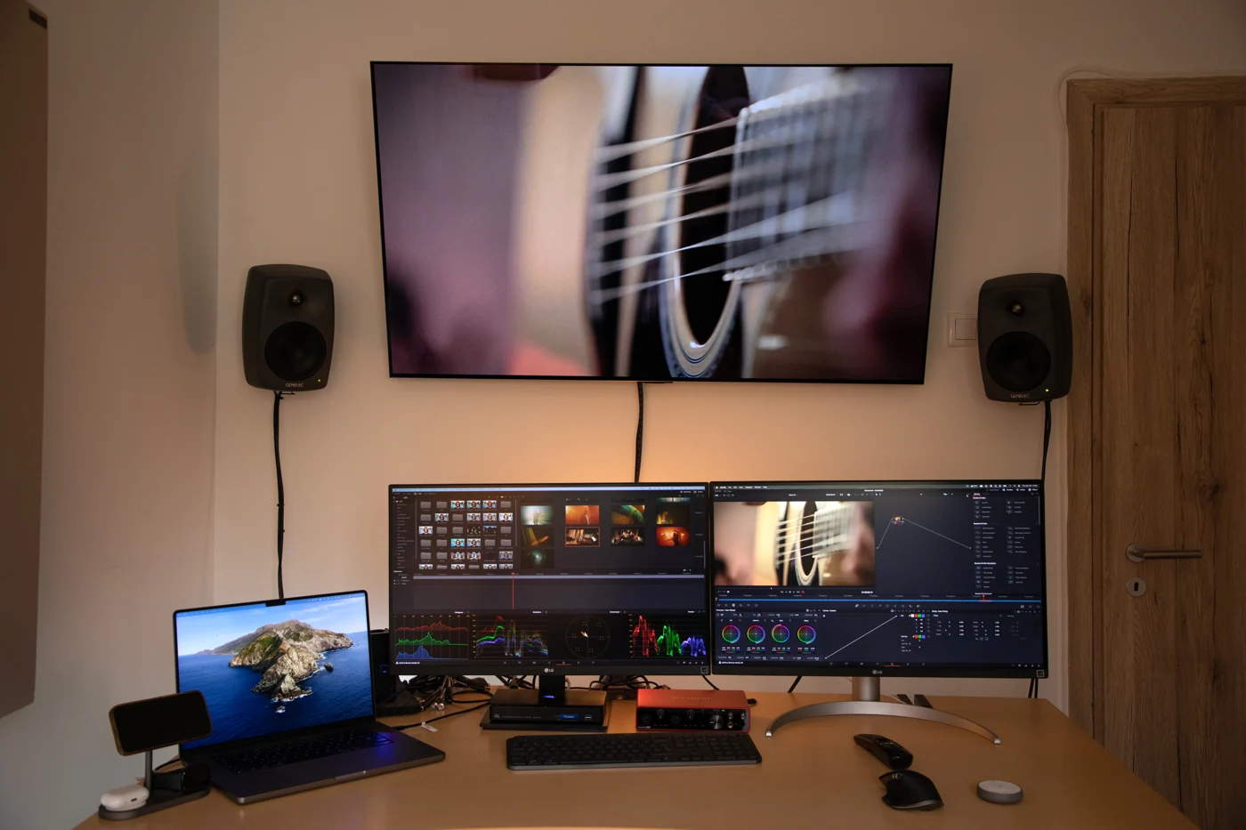 Képi utómunka-szoba két monitorral, LG OLED kijelzővel és Genelec hangfalakkal